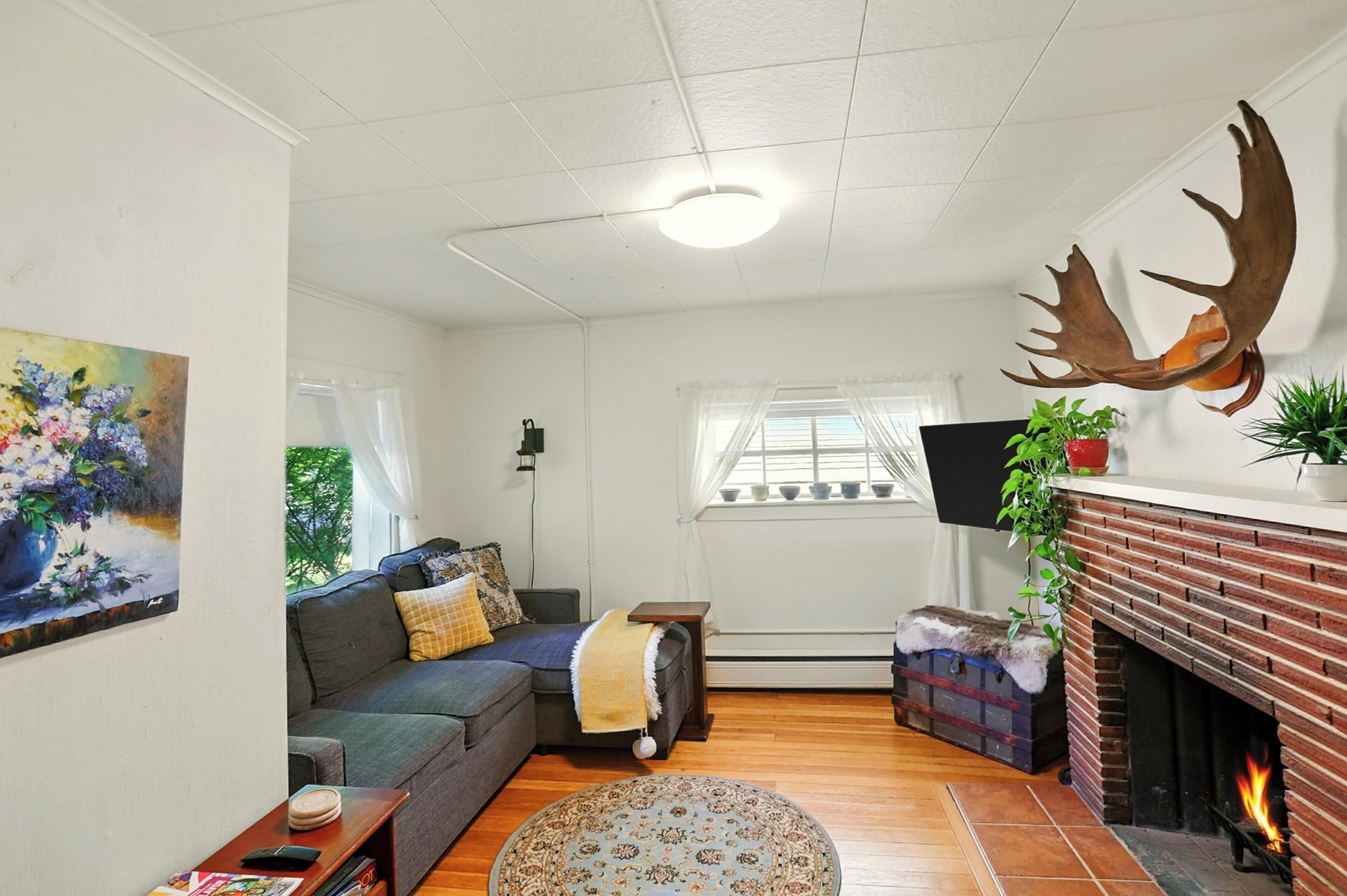 Smart TV, books, stereo