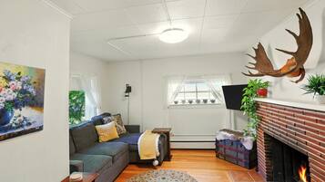 Smart TV, books, stereo