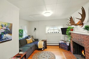 Smart TV, libros y estéreo 