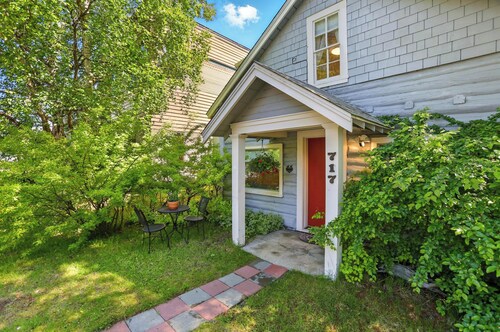 Coastal Cabin - Downtown Historical Log Home