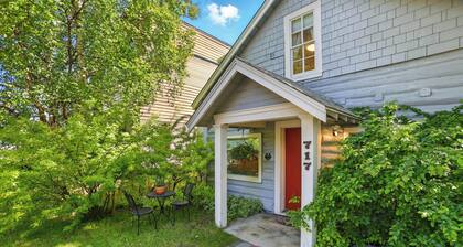 Coastal Cabin - Downtown Historical Log Home
