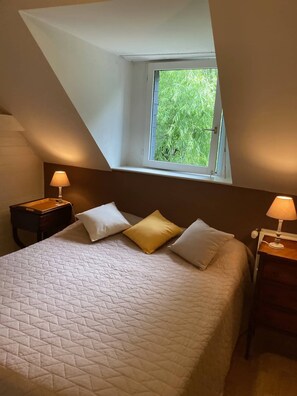 3 bedrooms, iron/ironing board, travel crib, free WiFi