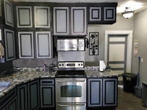 KĂŒhlschrank, Mikrowelle, Ofen, Herdplatte