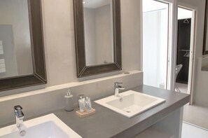 Ensemble douche/baignoire, serviettes fournies, savon, papier toilette