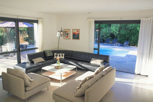 TV, fireplace, books, offices