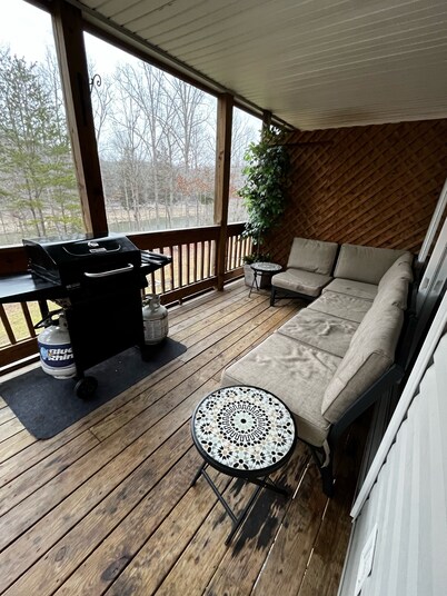 Lakeside Hideaway I - newly renovated lakefront with hot tub / walk to boat ramp