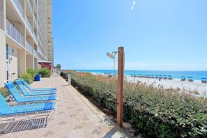 Una spiaggia nelle vicinanze