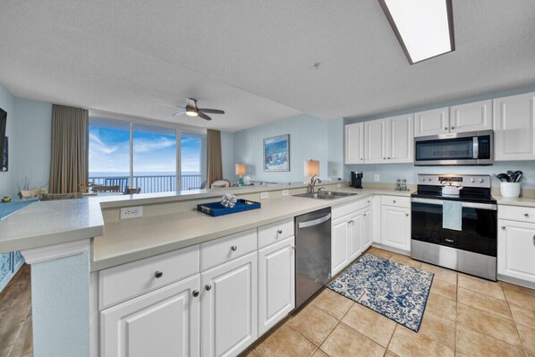 Geladeira, micro-ondas, fogão, cooktop