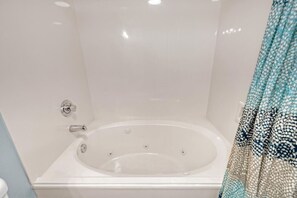 Suihkun ja ammeen yhdistelmä, hiustenkuivaaja