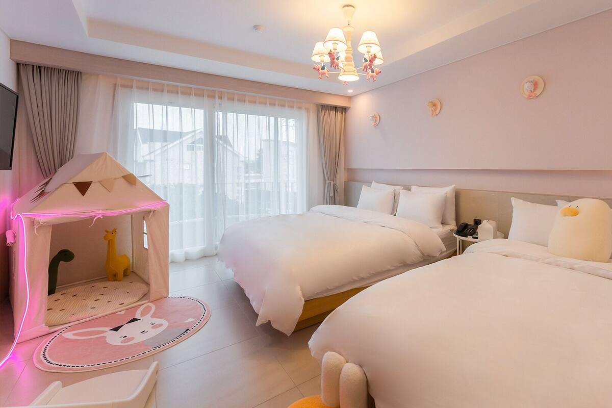 KIDS STANDARD ROOM | 고급 침구, 암막 커튼, 무료 WiFi, 침대 시트