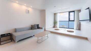Design Penthouse | Premium bedding, blackout curtains, free WiFi, bed sheets