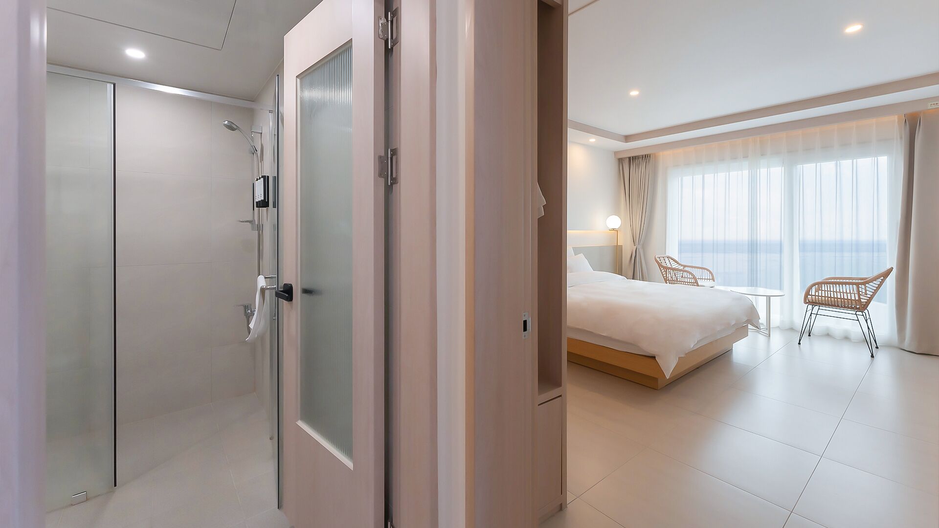 Superior Half Ocean | Premium bedding, blackout curtains, free WiFi, bed sheets