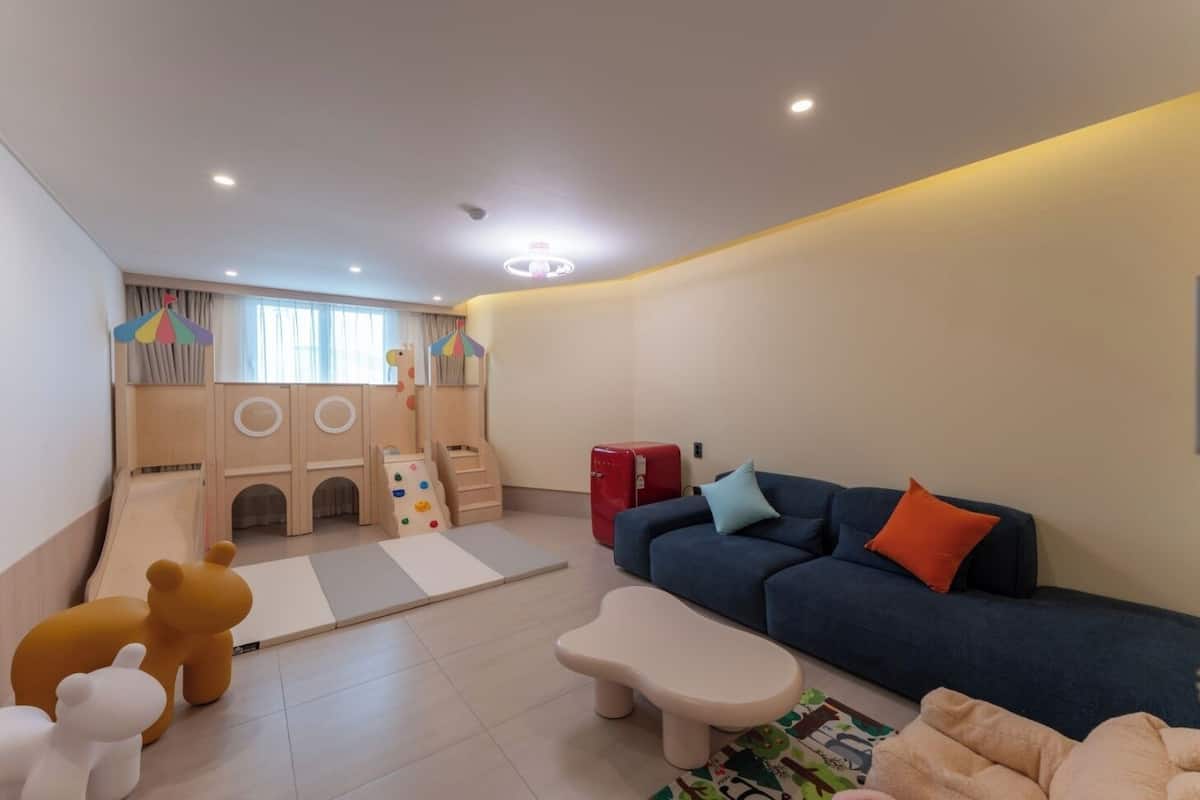 Camera Junior con 2 letti singoli | 1 camera, biancheria da letto di alta qualità, tende oscuranti