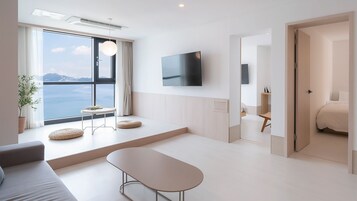 Design Penthouse | Premium bedding, blackout drapes, free WiFi, bed sheets