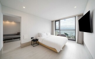 Ropa de cama de alta calidad, cortinas blackout y wifi gratis