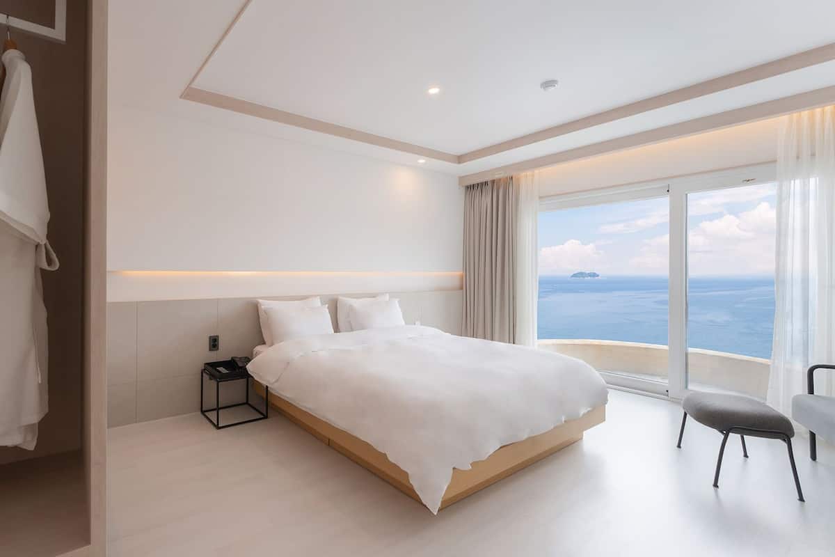 Ropa de cama de alta calidad, cortinas blackout y wifi gratis