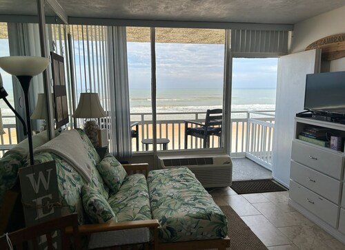 Oceanfront Studio - “also can’t get closer to the beach” View, comfy and clean! 