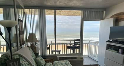 Oceanfront Studio - “also can’t get closer to the beach” View, comfy and clean!