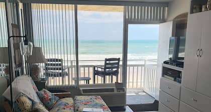 Oceanfront Studio - “also can’t get closer to the beach” View, comfy and clean!