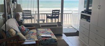 Oceanfront Studio - “also can’t get closer to the beach” View, comfy and clean!