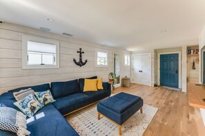 Smart TV, books - Hamptons Style Cottage (Patchogue)