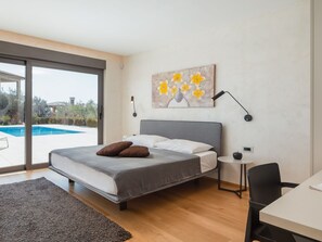 7 bedrooms, travel cot, free WiFi