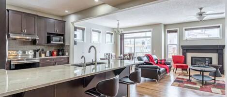 KĂŒhlschrank, Mikrowelle, Ofen, Herdplatte