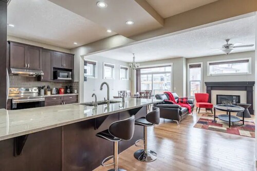 House on a Hill: 3Bdrm with Private Playground & New Appliances