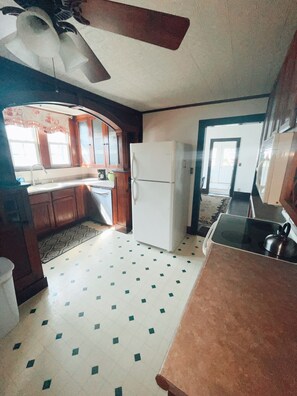 Microwave, dishwasher, coffee/tea maker, cookware/dishes/utensils