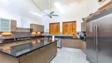 Refrigerador, microondas, horno y tostadora