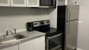 Geladeira, micro-ondas, fogão, cooktop