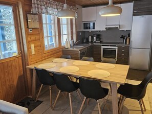 Kühlschrank, Mikrowelle, Geschirrspüler, Kochgeschirr/Geschirr/Besteck