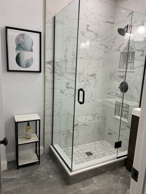 Douche, sèche-cheveux, serviettes fournies, savon