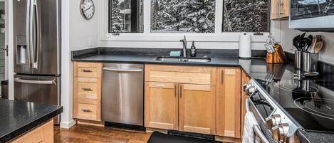 Geladeira, micro-ondas, fogão, cooktop