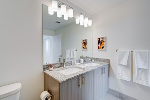 Combined shower/tub, hair dryer, towels