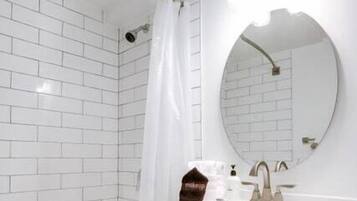 Bathtub, hair dryer, towels, shampoo