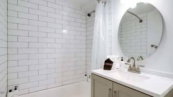 Een bad, een haardroger, handdoeken, shampoo