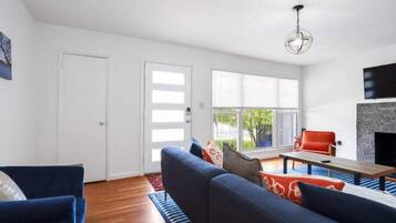 Een televisie en een kantoor