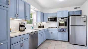 Fridge, microwave, oven, coffee/tea maker