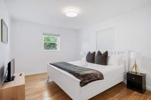 4 bedrooms, iron/ironing board, WiFi, bed sheets