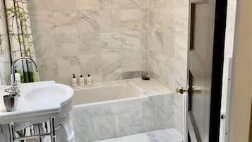 Baignoire, sĂšche-cheveux, serviettes fournies