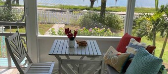 Charming 1935 Florida Cottage overlooking Lake Tulane