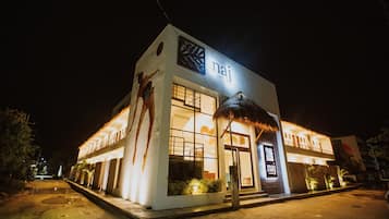 Mặt tiền nơi lưu trú - ban đêm