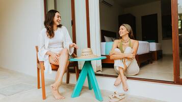 Una cassaforte in camera, una scrivania, tende oscuranti