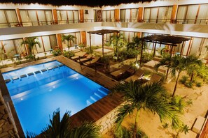 Una piscina al aire libre (de 08:00 a 20:00), tumbonas