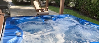 Hot Tub, Swing, and Privacy! No steep mountain roads. Close to parkway