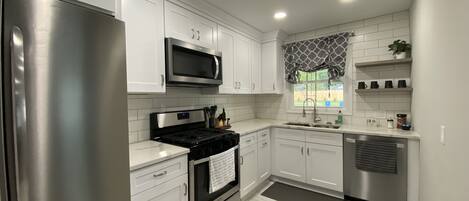 Fridge, stovetop, dishwasher, spices