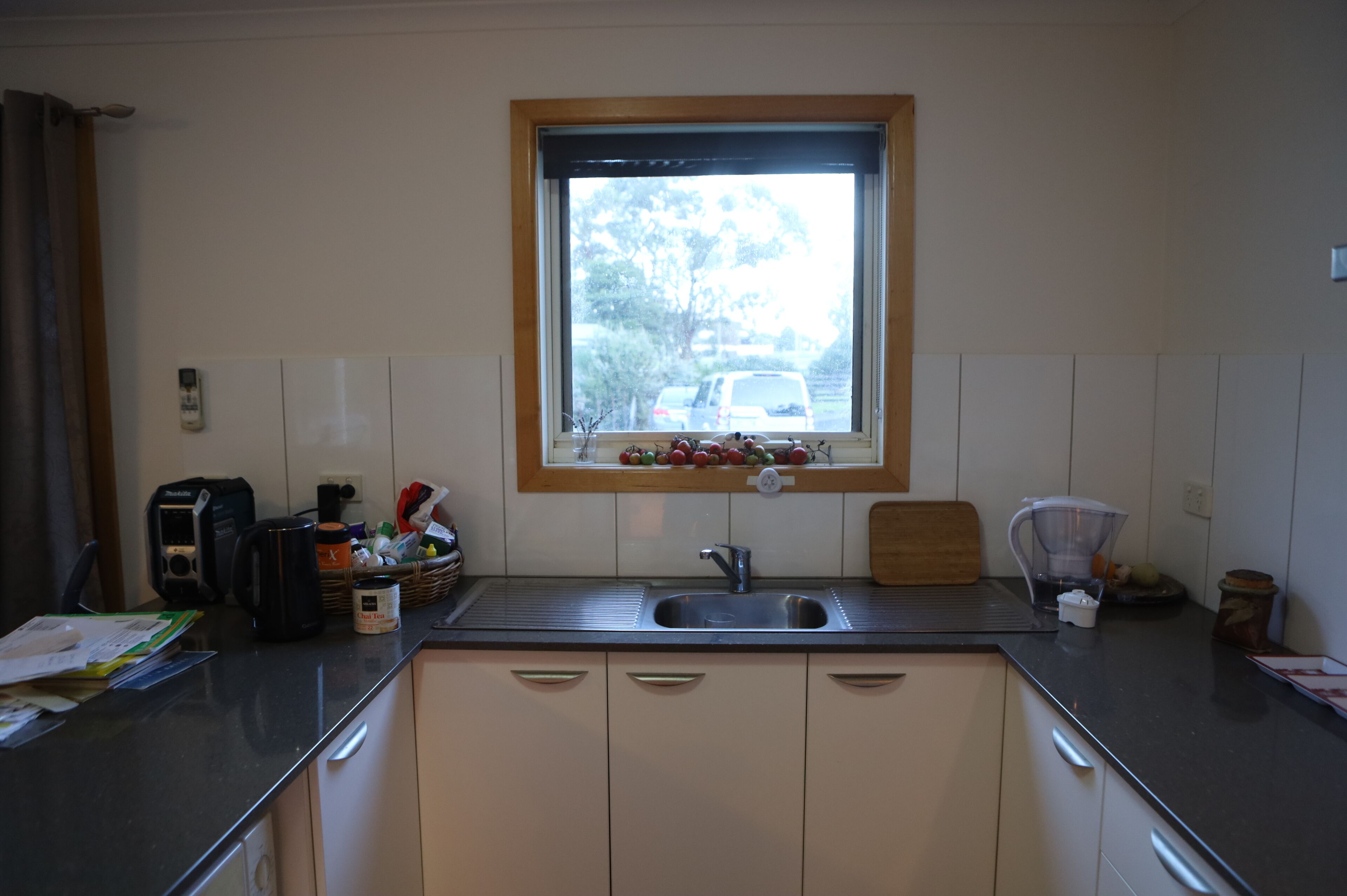 Køleskab, mikrobølgeovn, ovn, kaffe-/temaskine