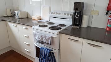 Kühlschrank, Mikrowelle, Ofen, Wasserkocher mit Kaffee-/Teezubehör