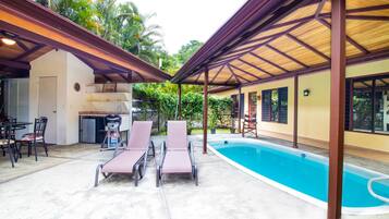 Alberca al aire libre y alberca climatizada